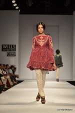 Model walk the ramp for Vineet Bahl Show at Wills Lifestyle India Fashion Week 2012 day 4 on 9th Oct 2012 (54).JPG
